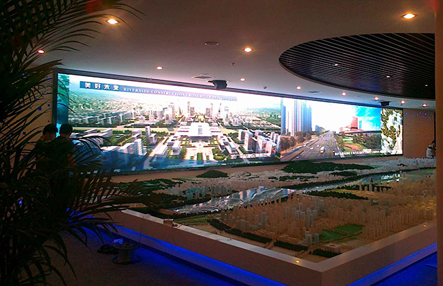江蘇鹽城汽車商貿(mào)城展館P5室內(nèi)全彩LED顯示屏由上海智彩科技設(shè)計、安裝